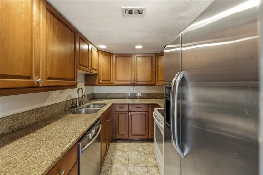 23821 Hillhurst #38 photo 14