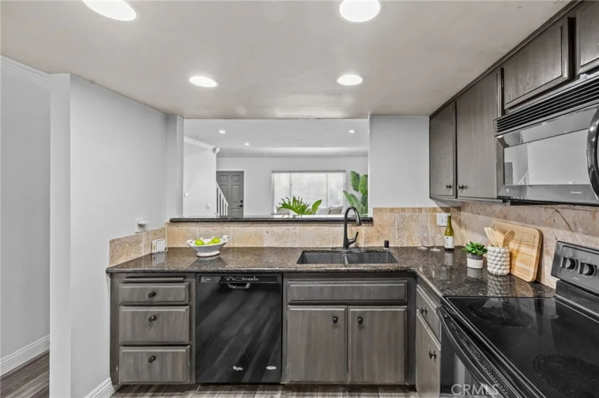 18741 Applewood photo 14
