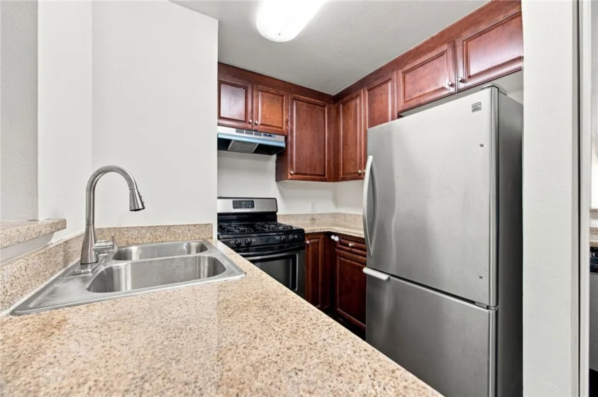21400 Burbank #106 photo 6