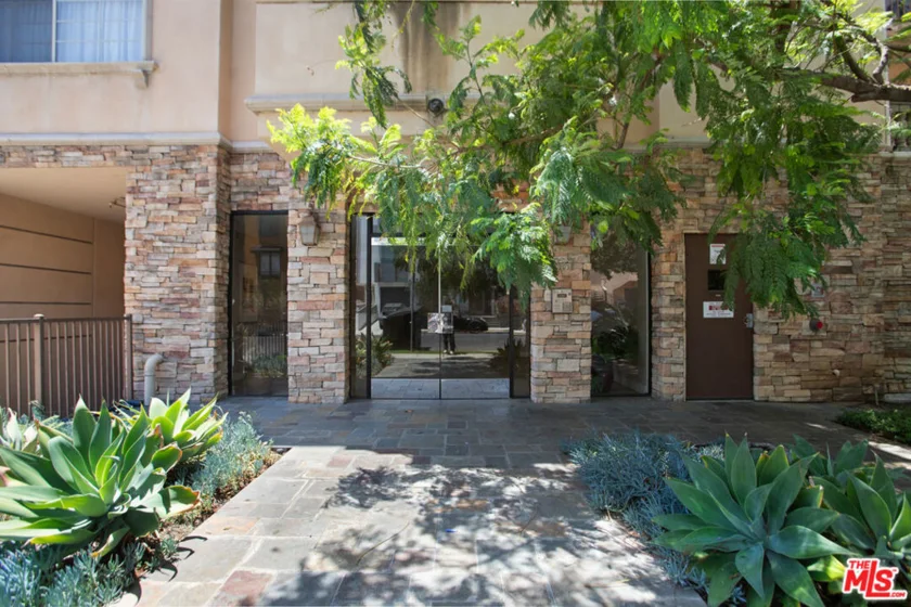 837 N Hudson Avenue #402 photo 21