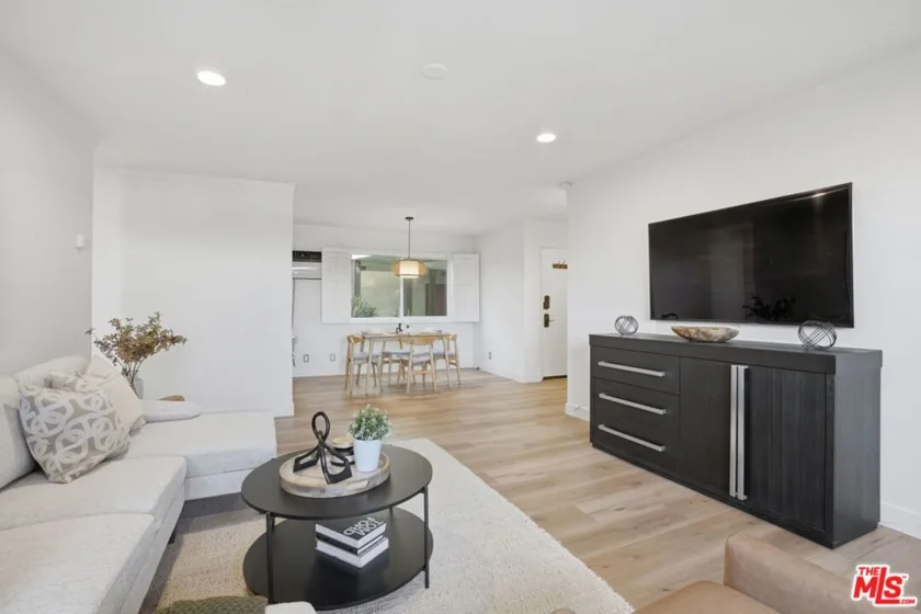 8400 De Longpre Avenue #209 photo 28
