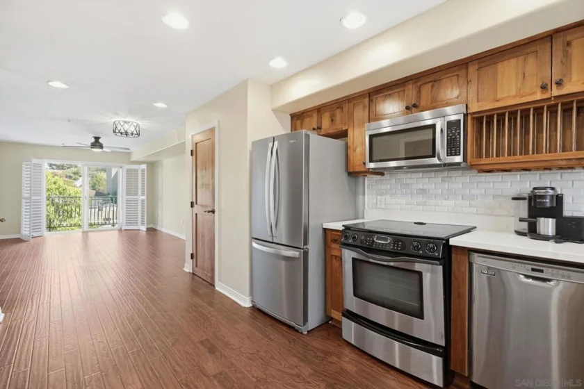 801 W Hawthorn #406 photo 2