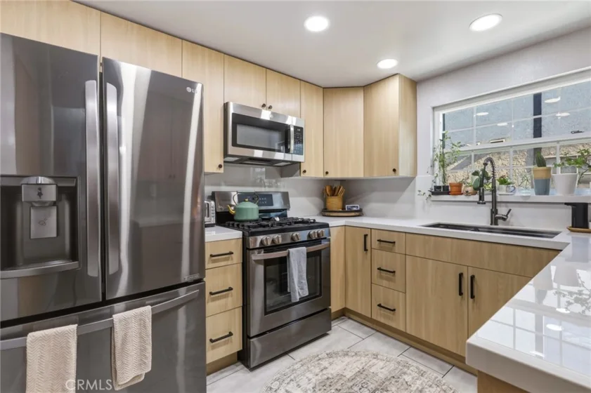 8927 Cedros #14 photo 1