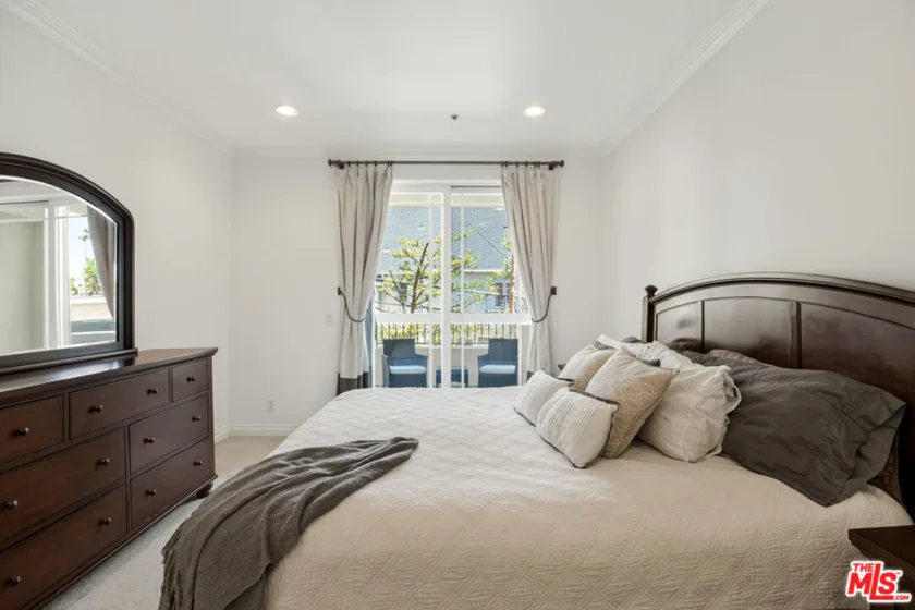 1426 N Laurel Avenue #110 photo 22