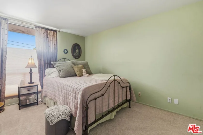 906 N Doheny Drive #221 photo 21