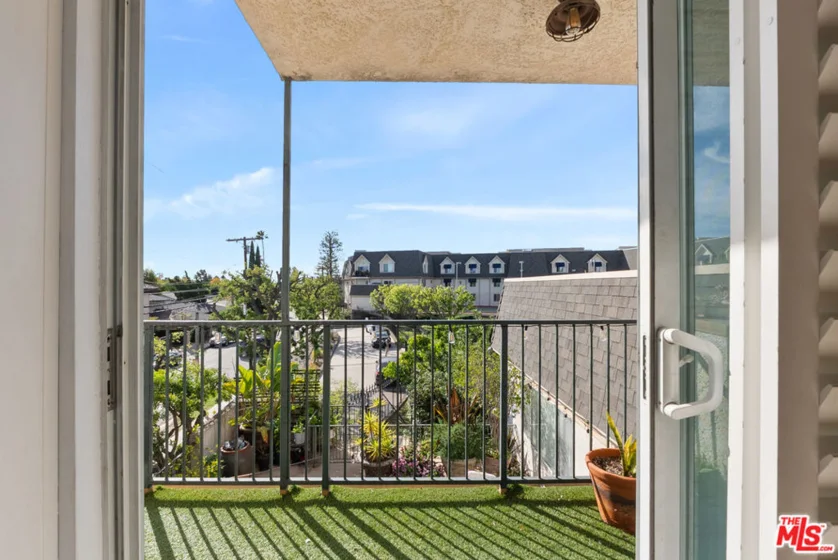 2385 Roscomare Road #E17 photo 8