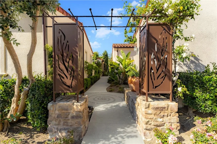 77 Canyoncrest photo 2