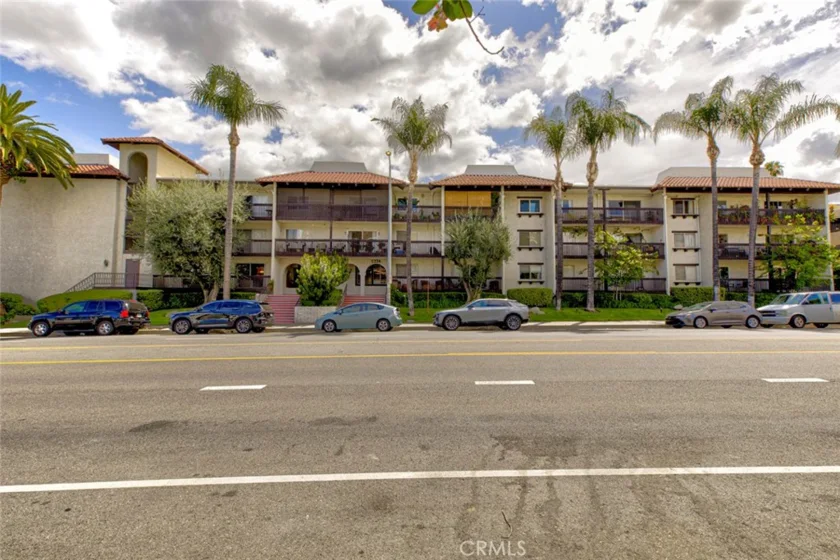 5334 Lindley Avenue #337 photo 2