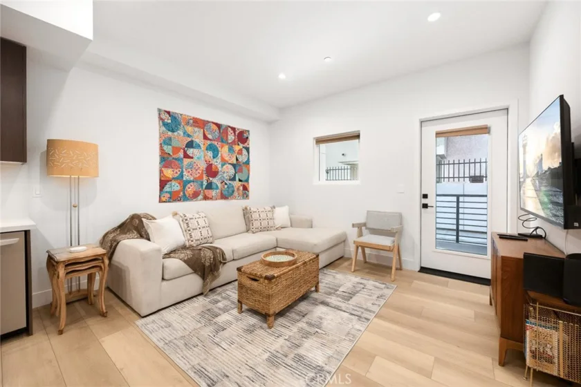 150 S Oak Knoll Avenue #104 photo 4