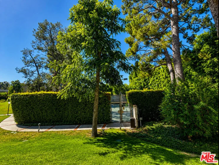 15173 Magnolia Boulevard #E photo 4