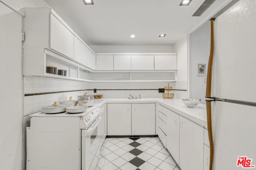 10433 Wilshire Boulevard #808 photo 3