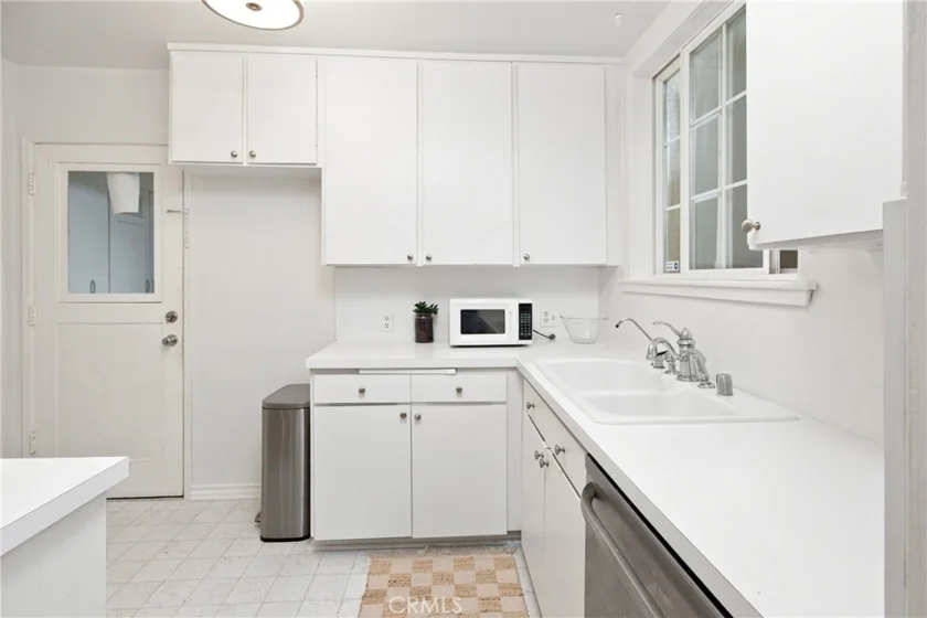 15034 Dickens Street #4 photo 9
