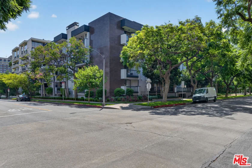 324 N Palm Drive #404 photo 4