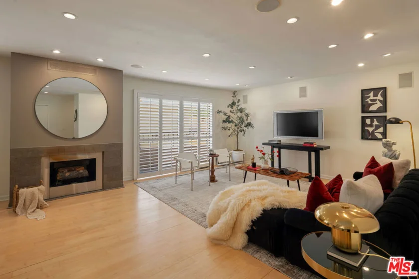 1221 N Kings Road #307 photo 4