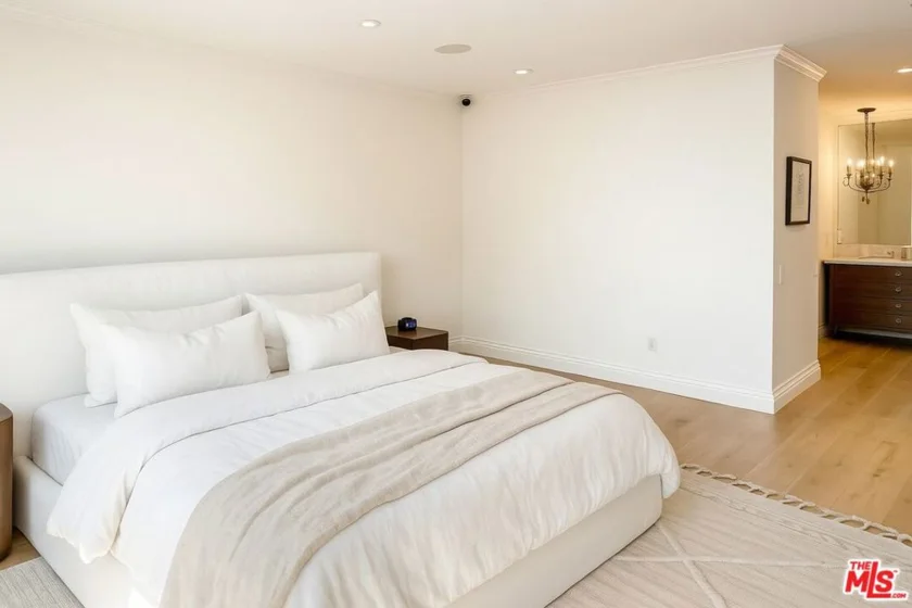 2385 Roscomare Road #D3 photo 3