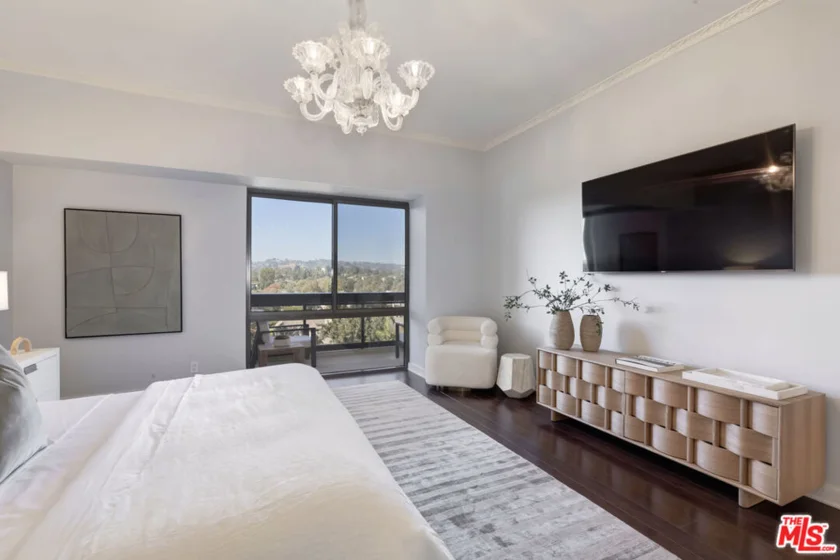 10445 Wilshire Boulevard #703 photo 8
