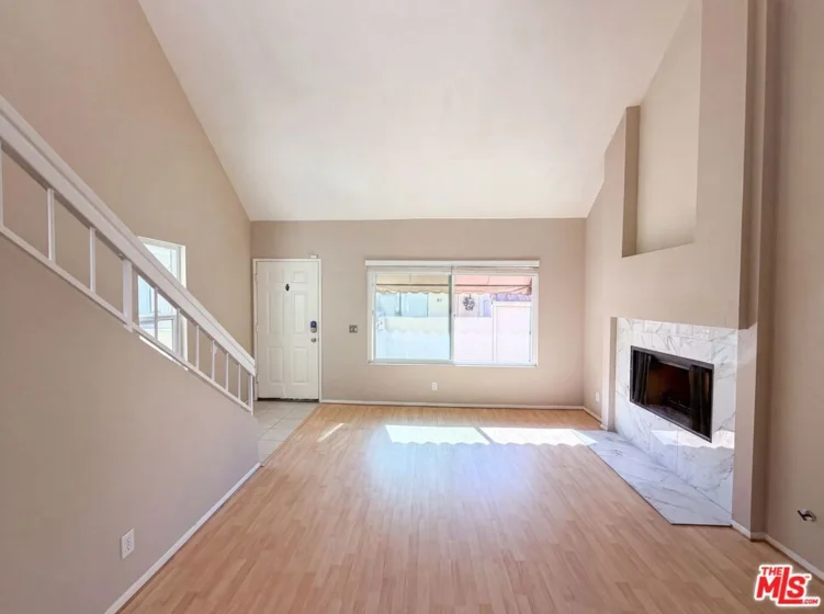 87 Pearl photo 3