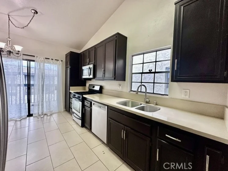 2542 W Macarthur photo 6