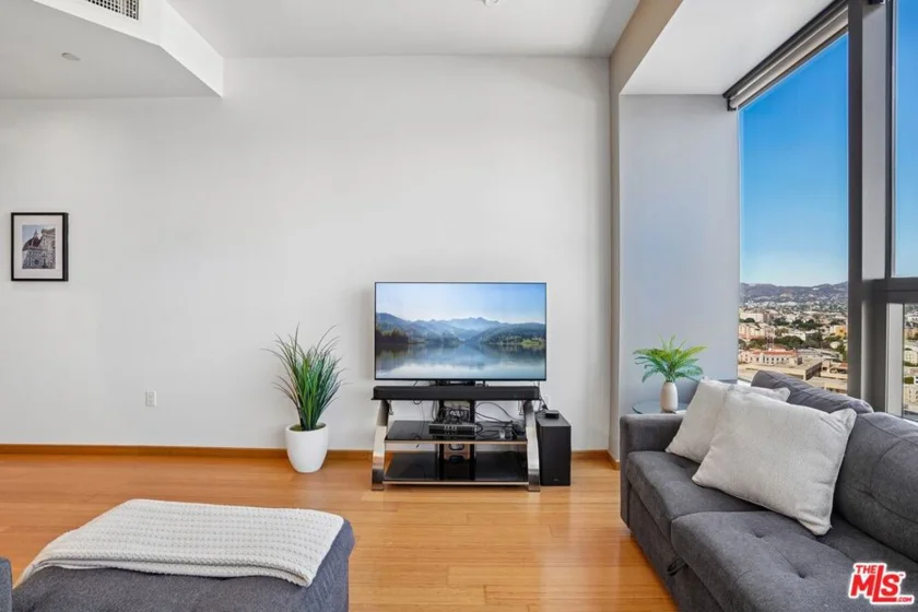 1100 Wilshire Boulevard #2105 photo 2