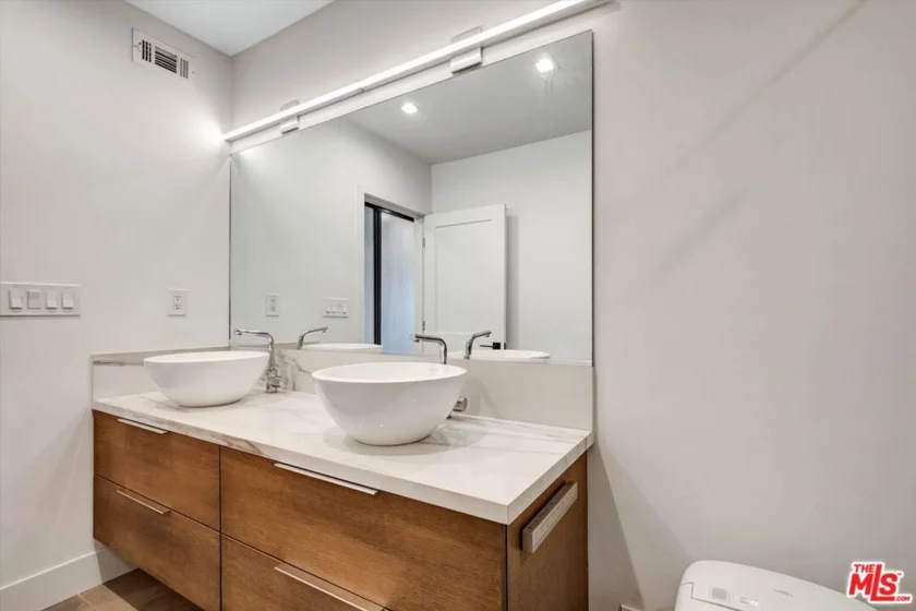 439 N Doheny Drive #204 photo 29