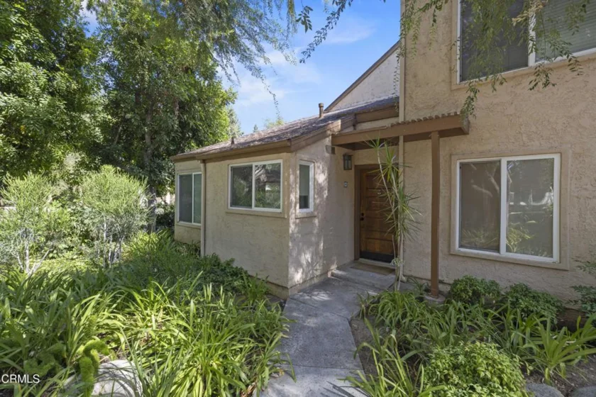 22330 Victory Boulevard #604 photo 1