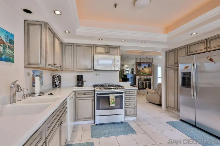 835 D Avenue #4 photo 2