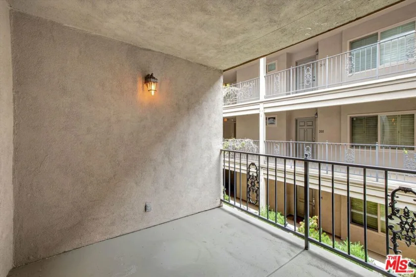 439 N Doheny Drive #204 photo 9