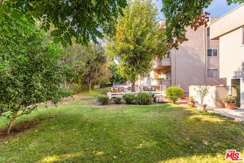 5139 Balboa Boulevard #203 photo 23