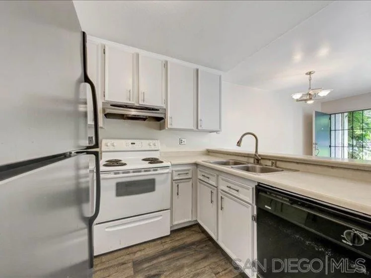 1124 Eureka Street #16 photo 3