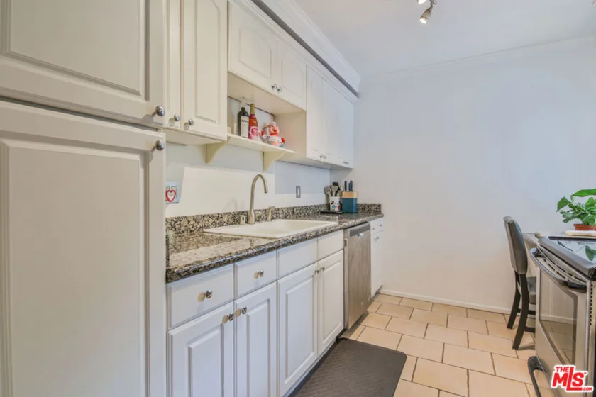 625 N Flores Street #102 photo 11