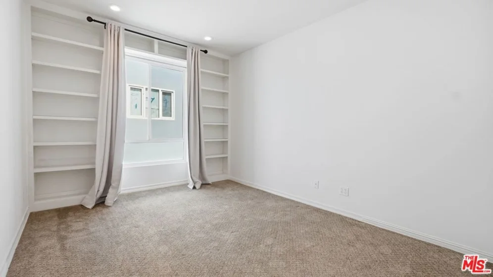 1220 Roxbury Drive #302 photo 31