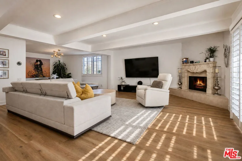 2385 Roscomare Road #D17 photo 1
