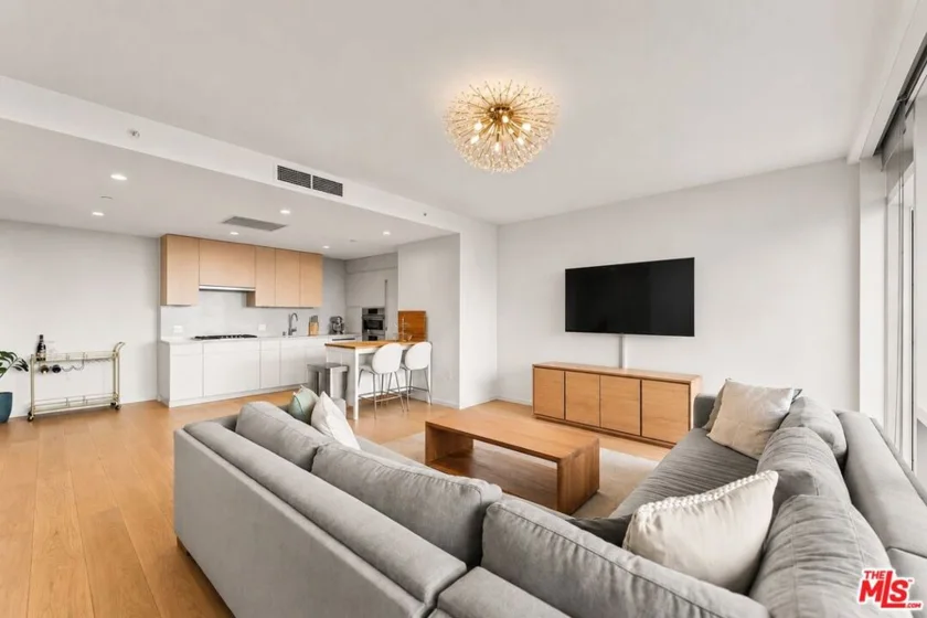 877 Francisco Street #1716 photo 4