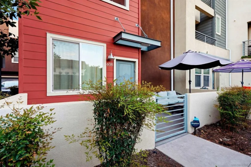 325 Royal Gln #608 photo 3