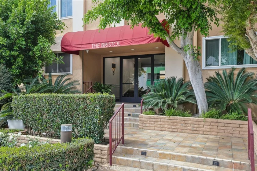 1121 N Olive Drive #211 photo 2