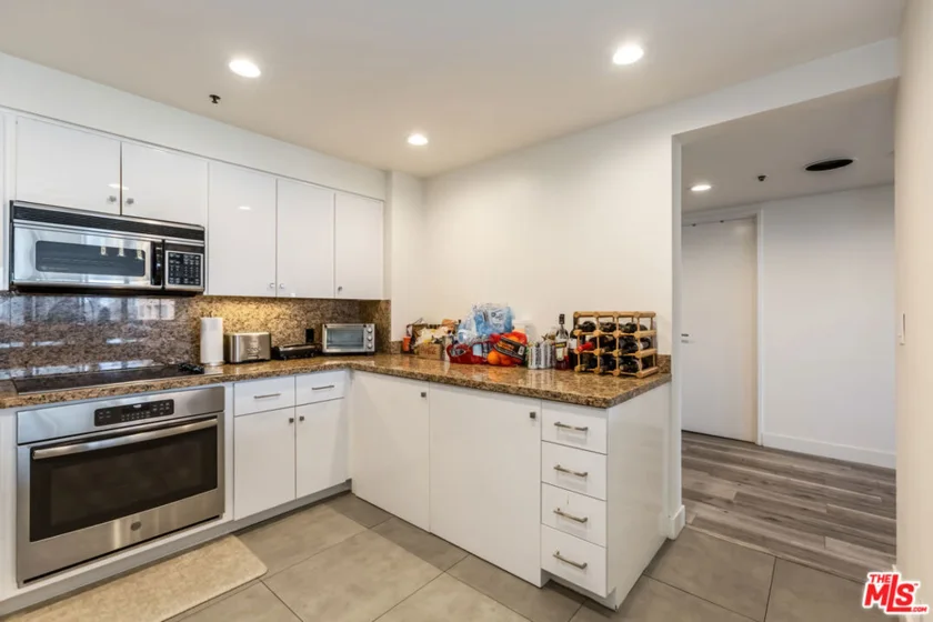 10445 Wilshire Boulevard #1806 photo 5