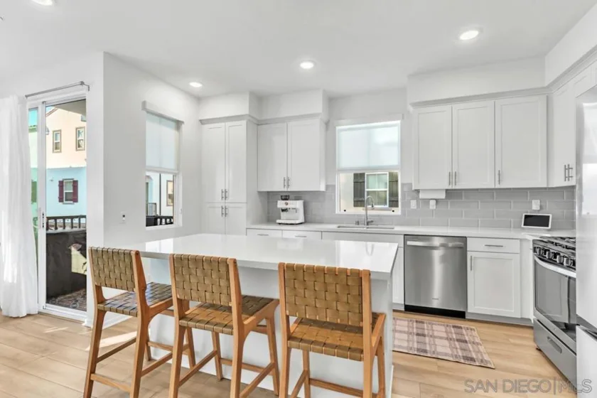 455 Atlas Glen photo 1