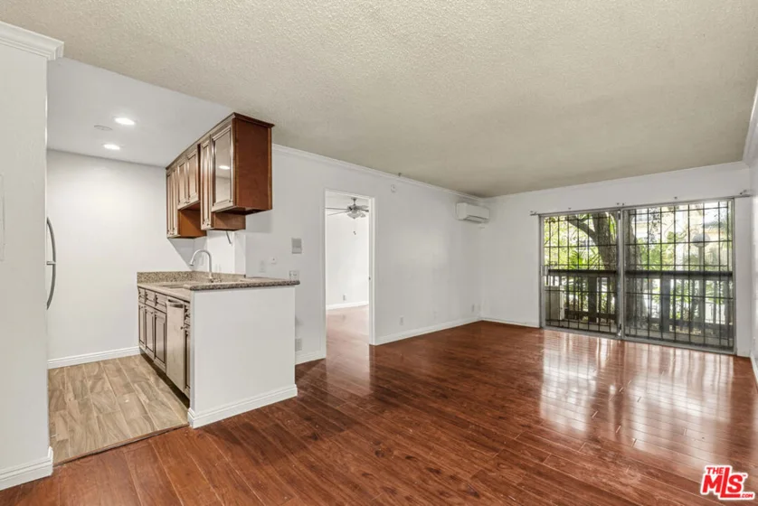 525 S Ardmore Avenue #107 photo 2