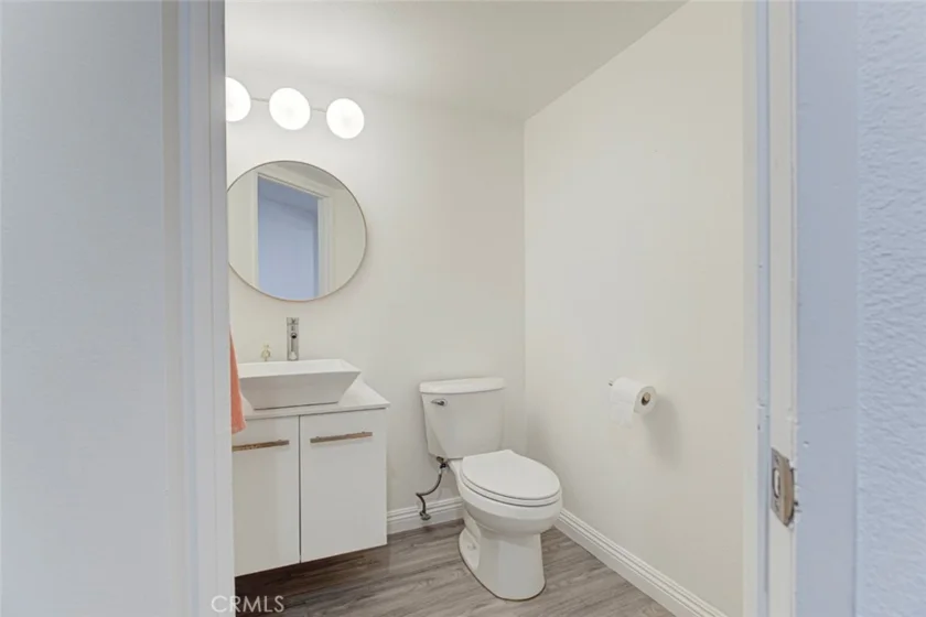 1037 N Vista photo 34