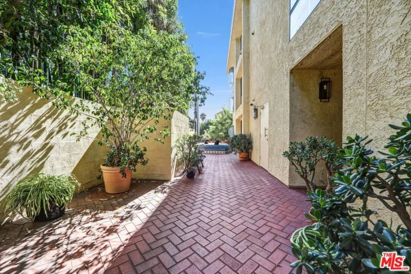 9025 Keith Avenue #302 photo 33