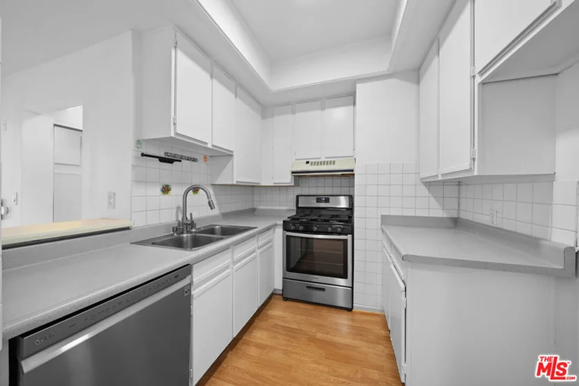533 S St Andrews Place #203 photo 4