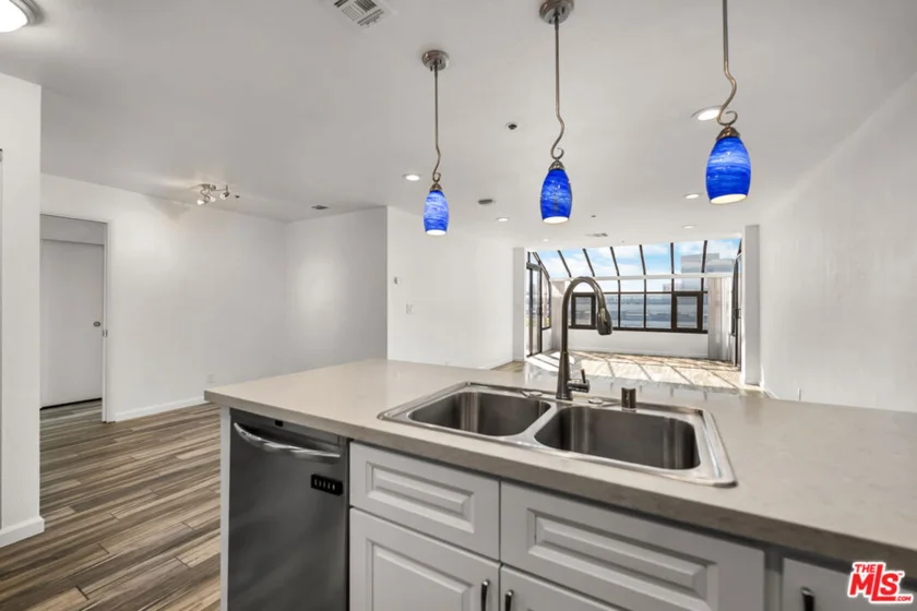121 S Hope Street #518 photo 50