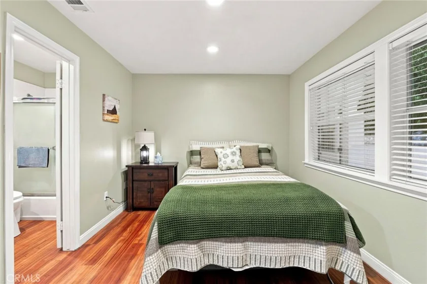 42761 Juniper photo 43