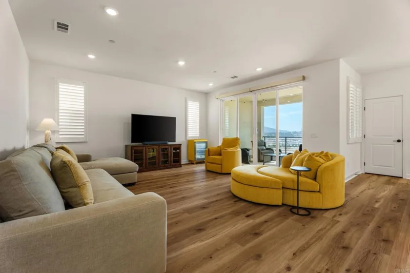 444 Bunsen Street photo 7