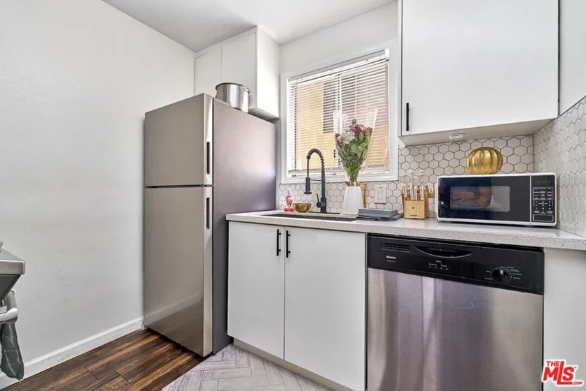 7045 Woodley Avenue #110 photo 19