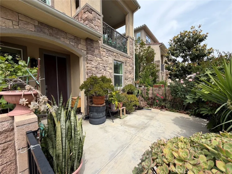 1623 W Glendon photo 2