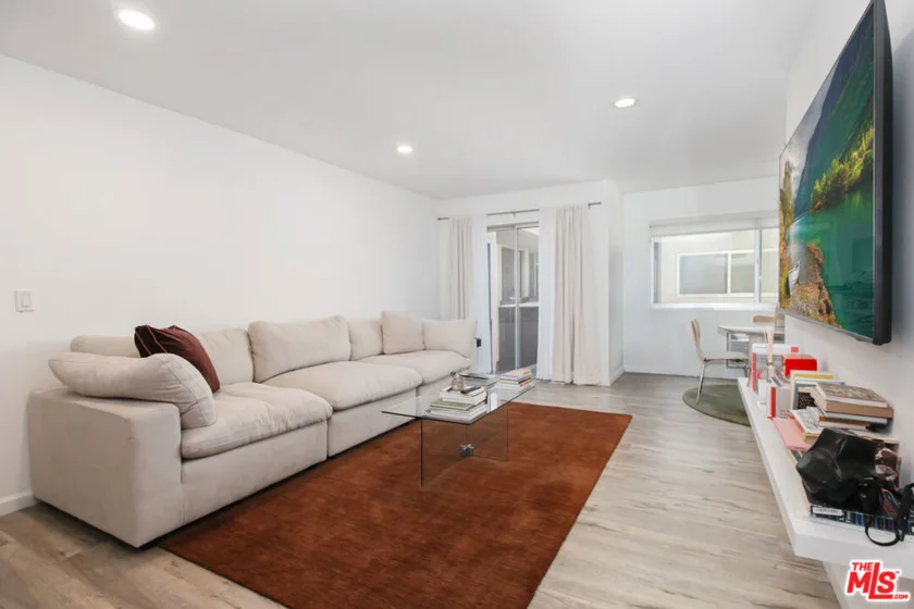 525 N Sycamore Avenue #301 photo 3