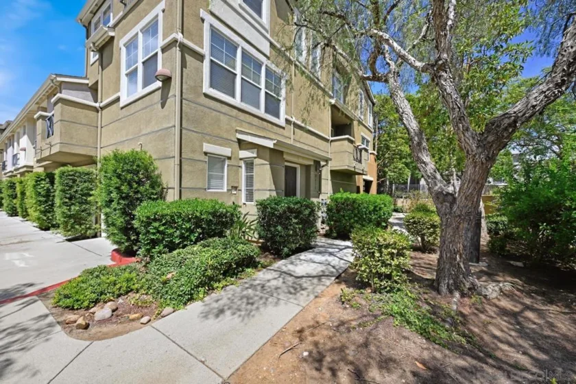 4611 Central Plaza photo 1