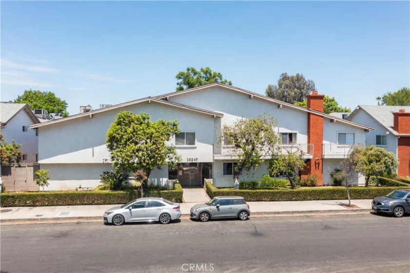 18547 Collins Street #B1 photo 1