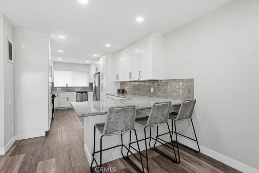 1860 W Glenoaks #L photo 6